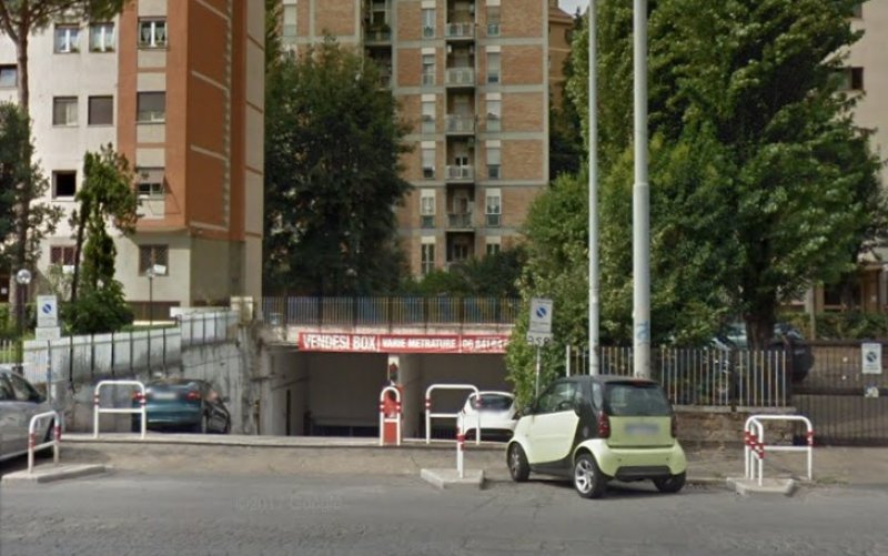 Milano box auto con saracinesca elettrica a Milano in Vendita