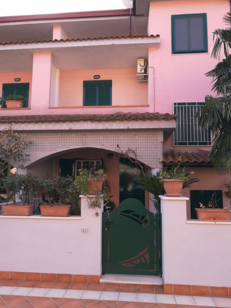 Villa a schiera sita a Marcianise a Caserta in Vendita