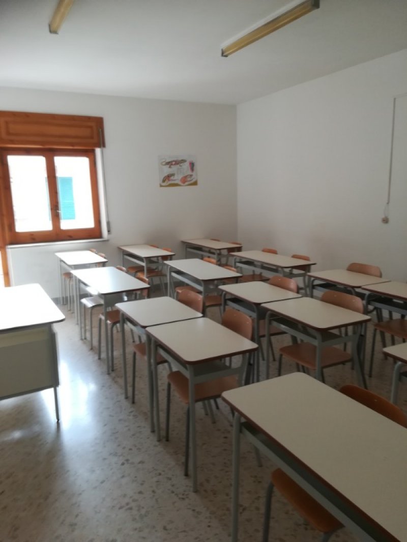 Casoria istituto scolastico ristrutturato a Napoli in Affitto