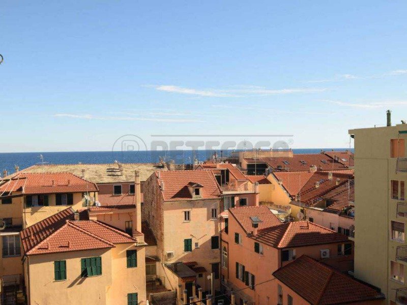 Loano trilocale con due balconi vista mare a Savona in Vendita