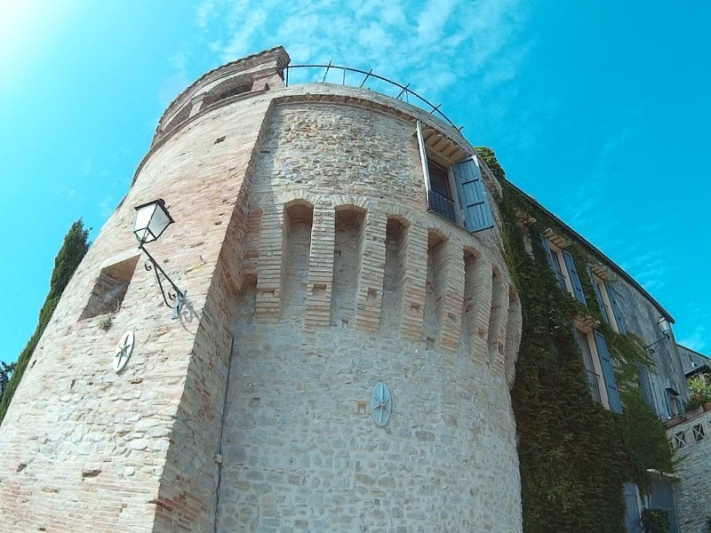 Montefino castello con torre a Teramo in Vendita