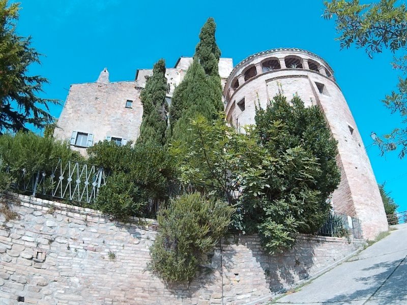 Montefino castello con torre a Teramo in Vendita