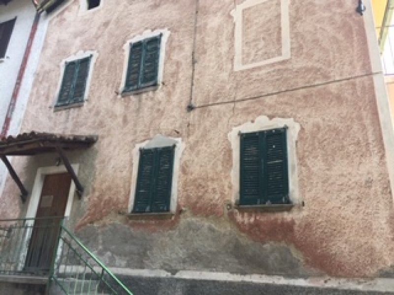 Margno casa su due livelli da ristrutturare a Lecco in Vendita