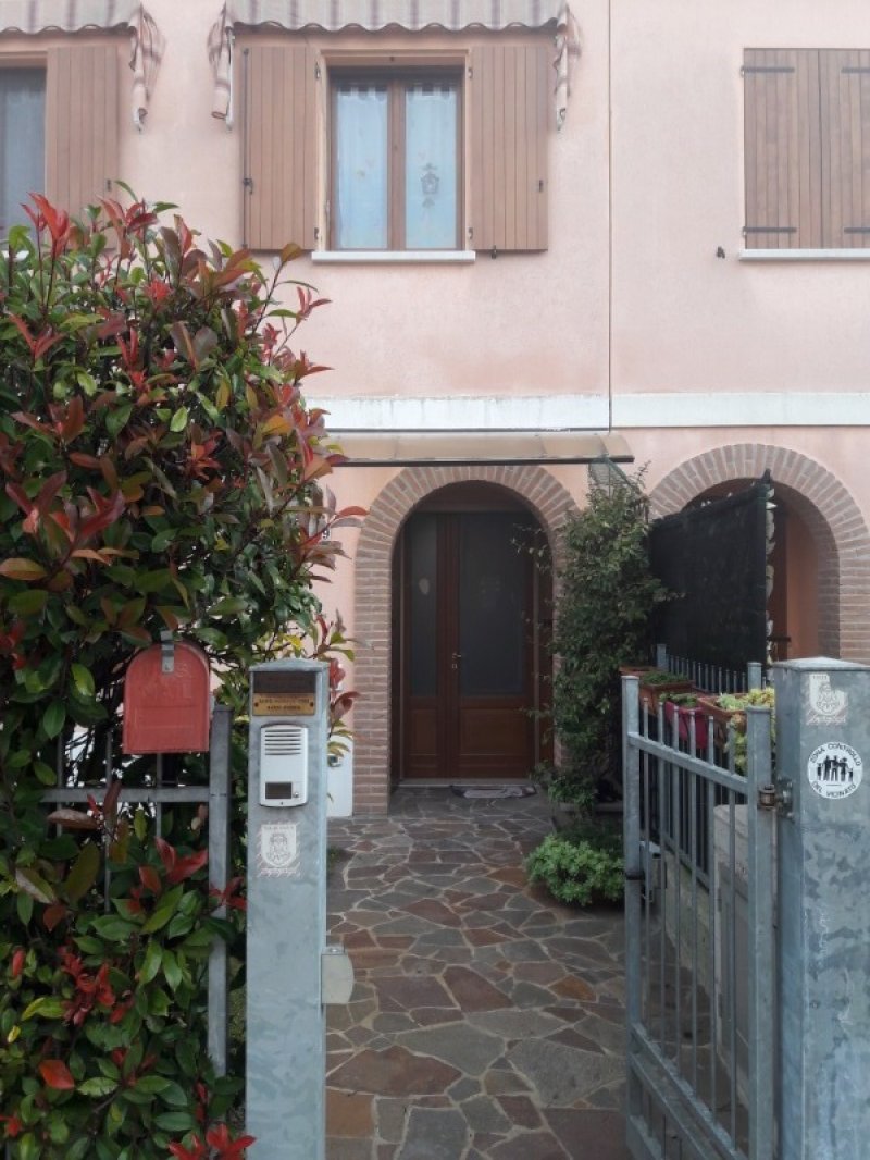Rodigo quadrifamiliare con giardino a Mantova in Vendita