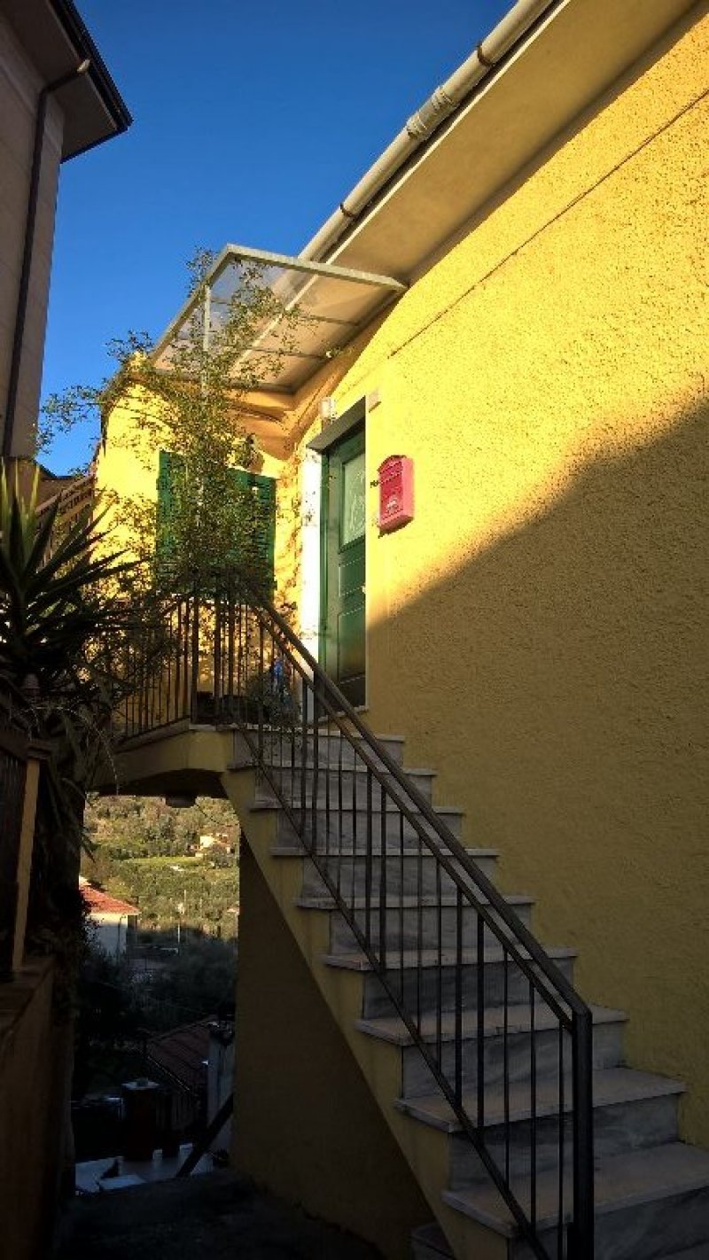In collina a Santo Stefano di Magra appartamento a La Spezia in Vendita