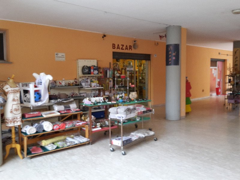 Bagno di Romagna negozio con galleria a Forli-Cesena in Affitto