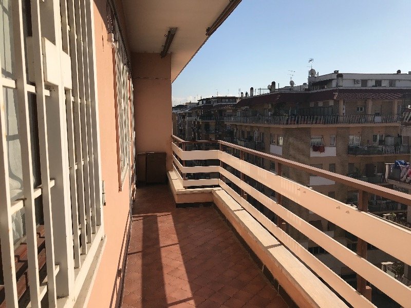 Roma stanze in appartamento ristrutturato a Roma in Affitto
