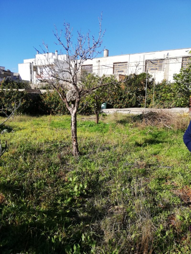 Racale abitazioni con annesso giardino a Lecce in Vendita