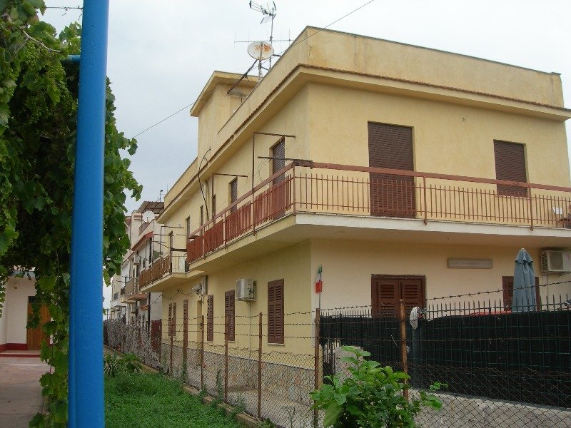 Carini appartamento con ampio balcone a Palermo in Vendita