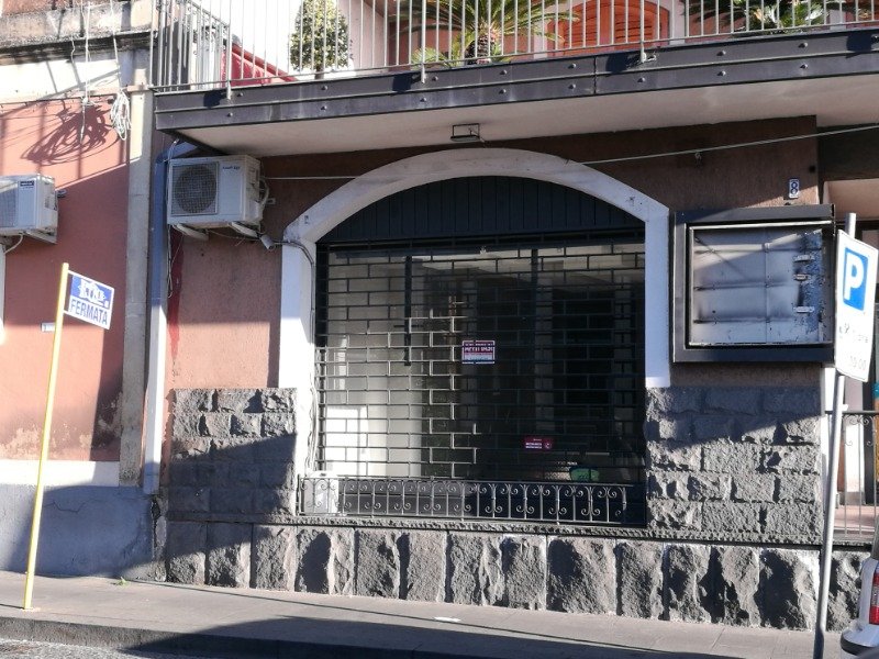 Viagrande prestigiosa bottega a Catania in Affitto