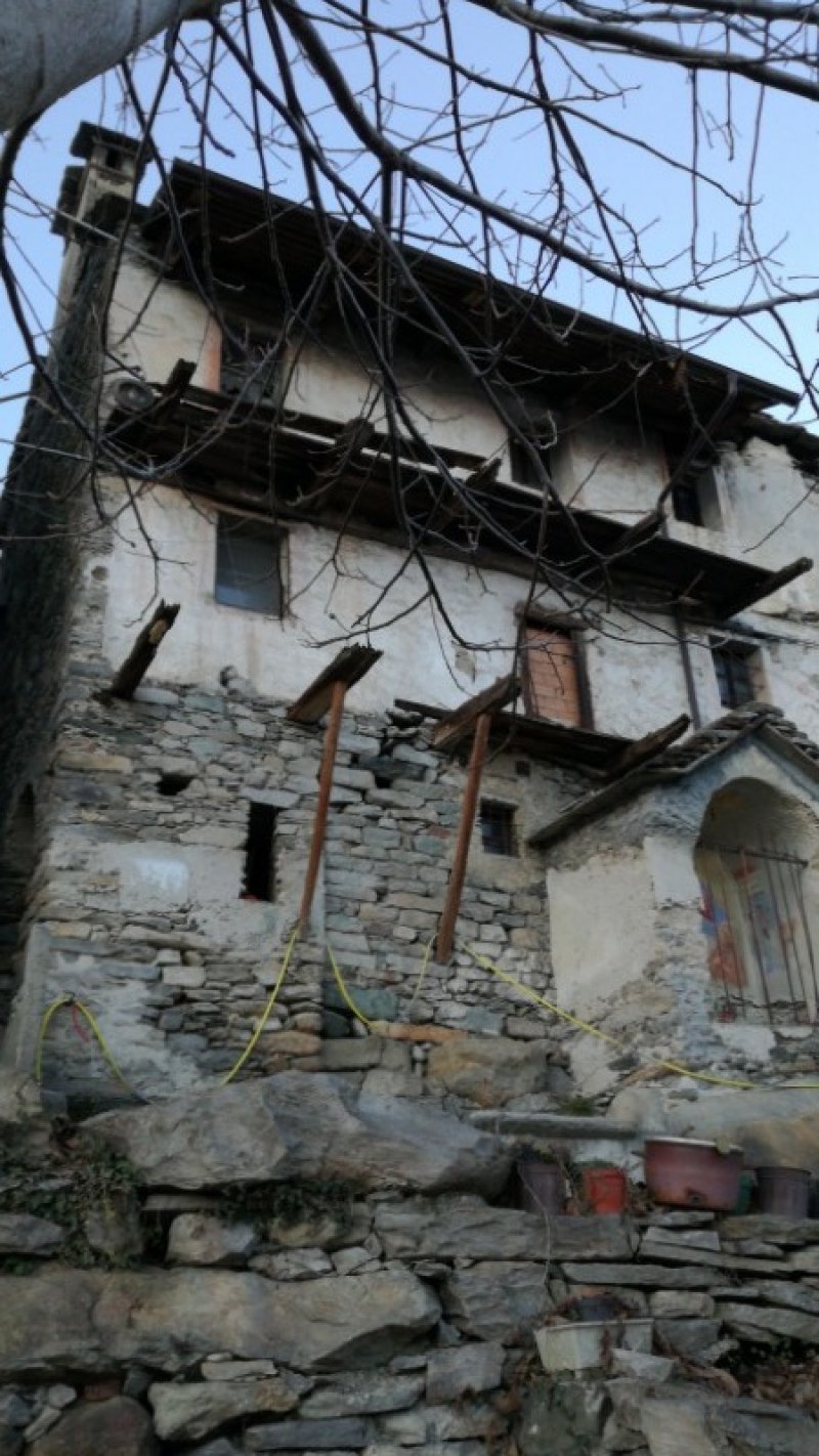 Crevoladossola casa del 1600 a Verbano-Cusio-Ossola in Vendita