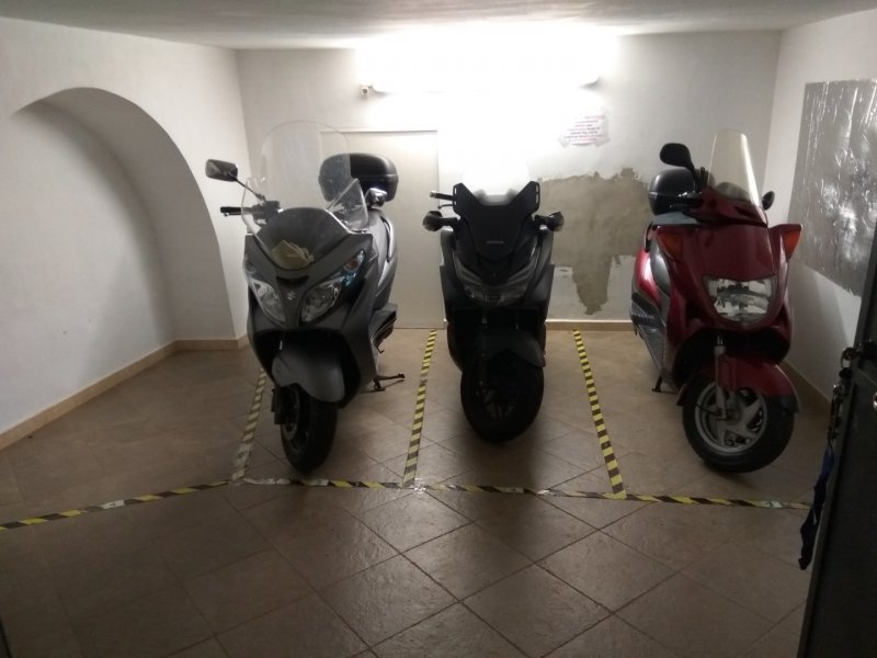 Genova posti moto in box per solo moto a Genova in Affitto