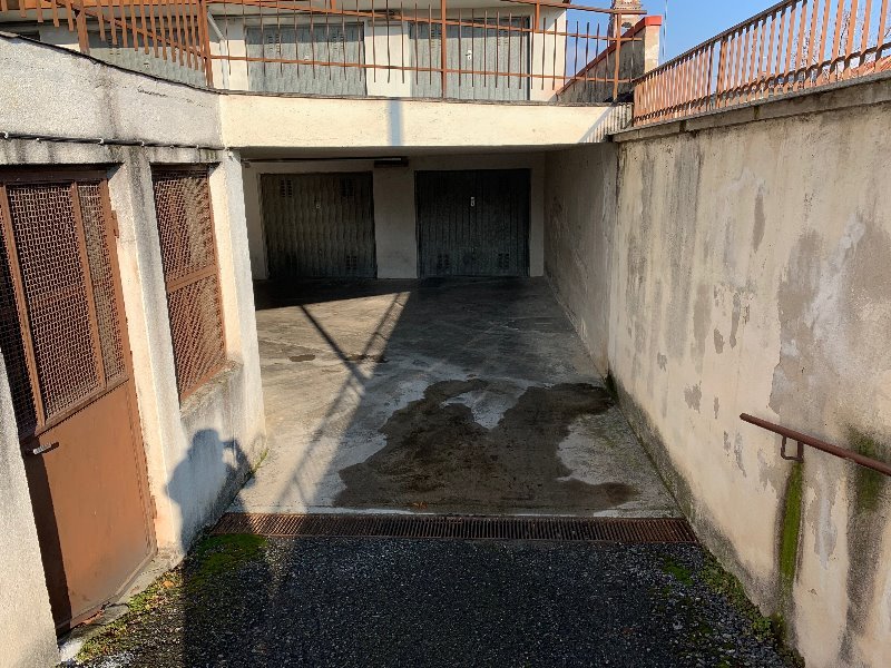 Giaveno ampio garage ad uso posto auto o magazzino a Torino in Vendita