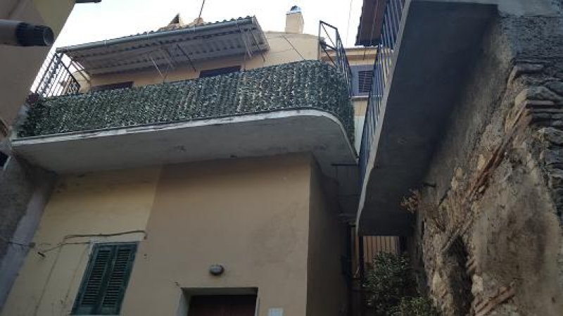A Palombara Sabina appartamento con ripostiglio a Roma in Vendita