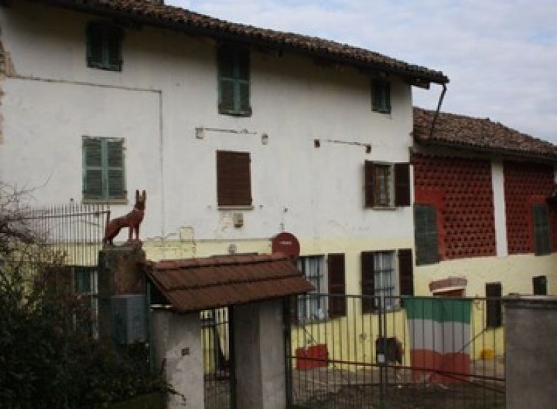 Costigliole d'Asti cascina con cortile privato a Asti in Vendita