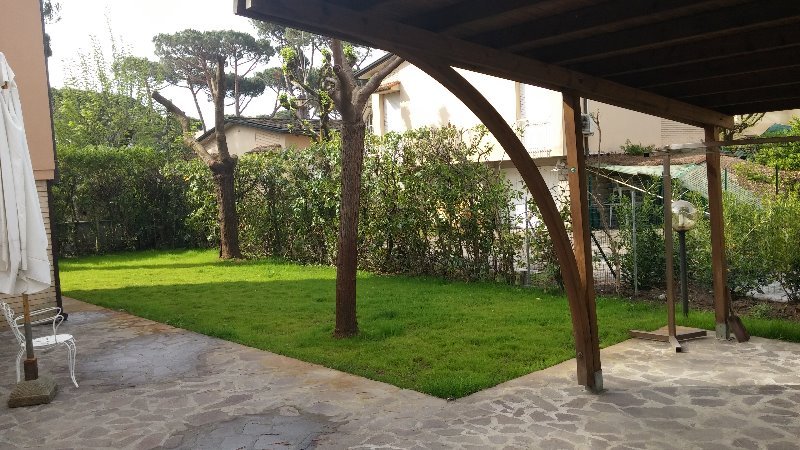 Villa immersa nel verde a lido di Camaiore a Lucca in Affitto