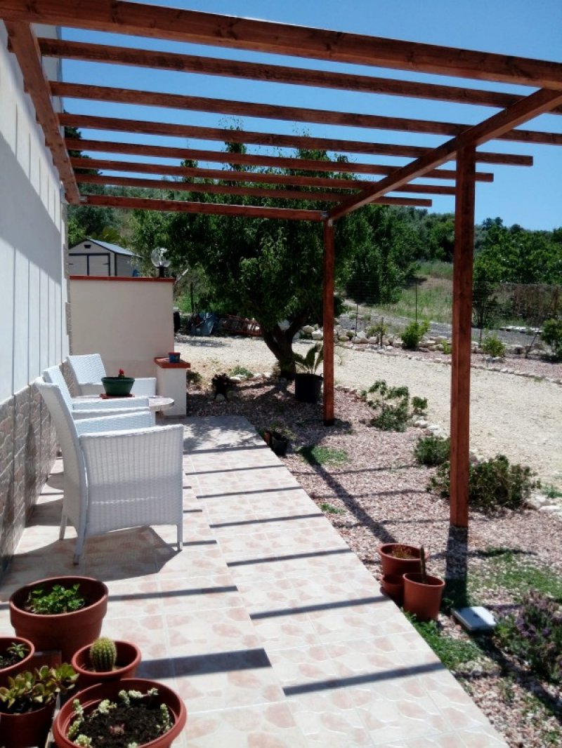 Misilmeri villetta con giardino e terreno uliveto a Palermo in Vendita