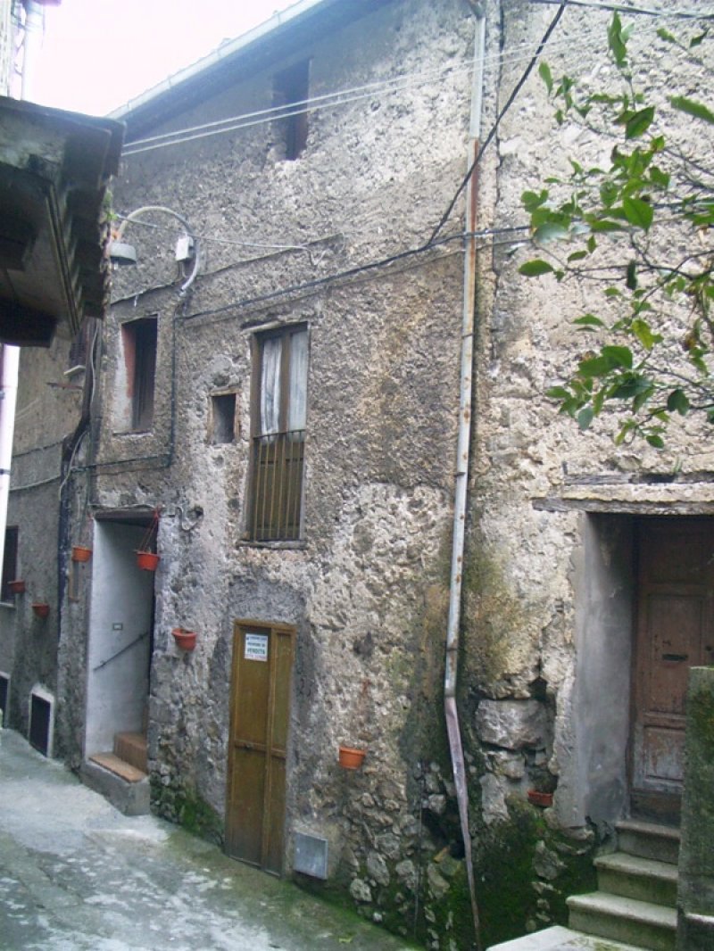 a Supino casa da ristrutturare a Frosinone in Vendita