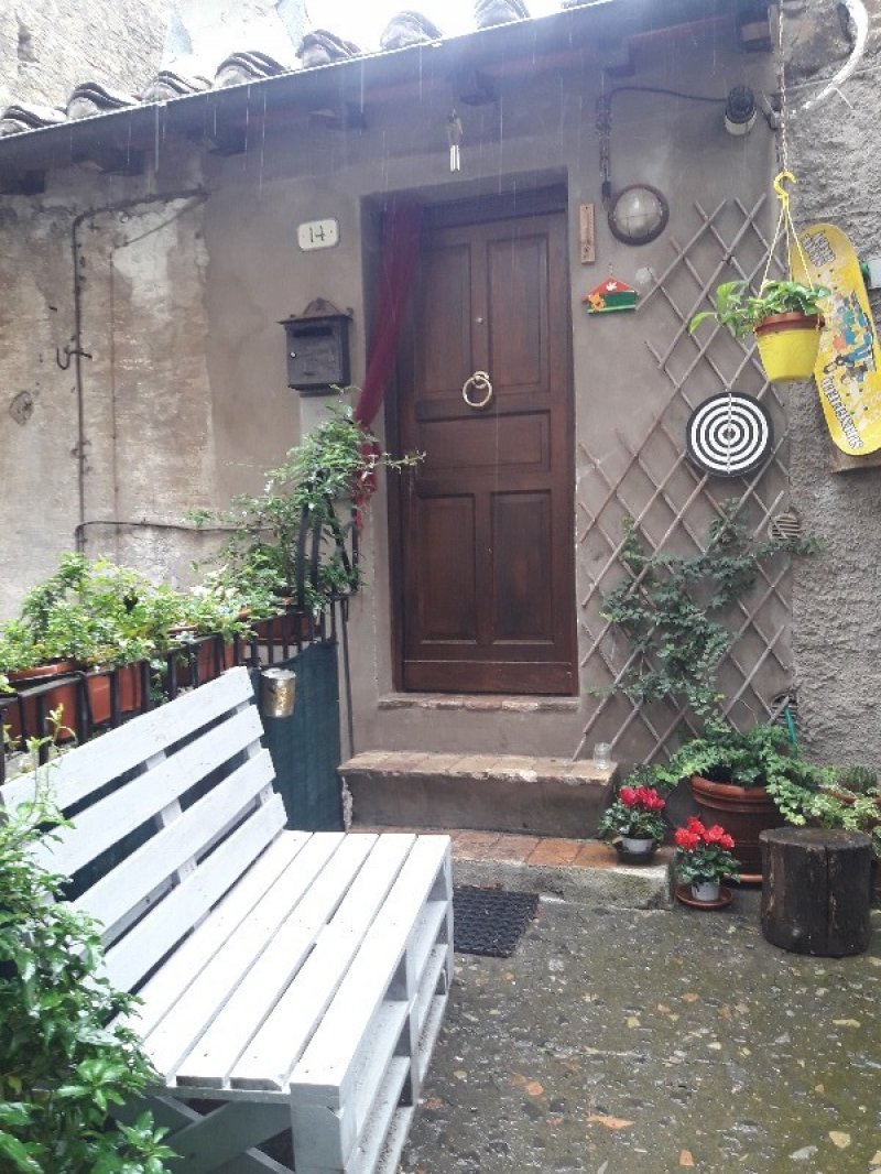 Appartamento nel centro storico di Caprarola a Viterbo in Affitto