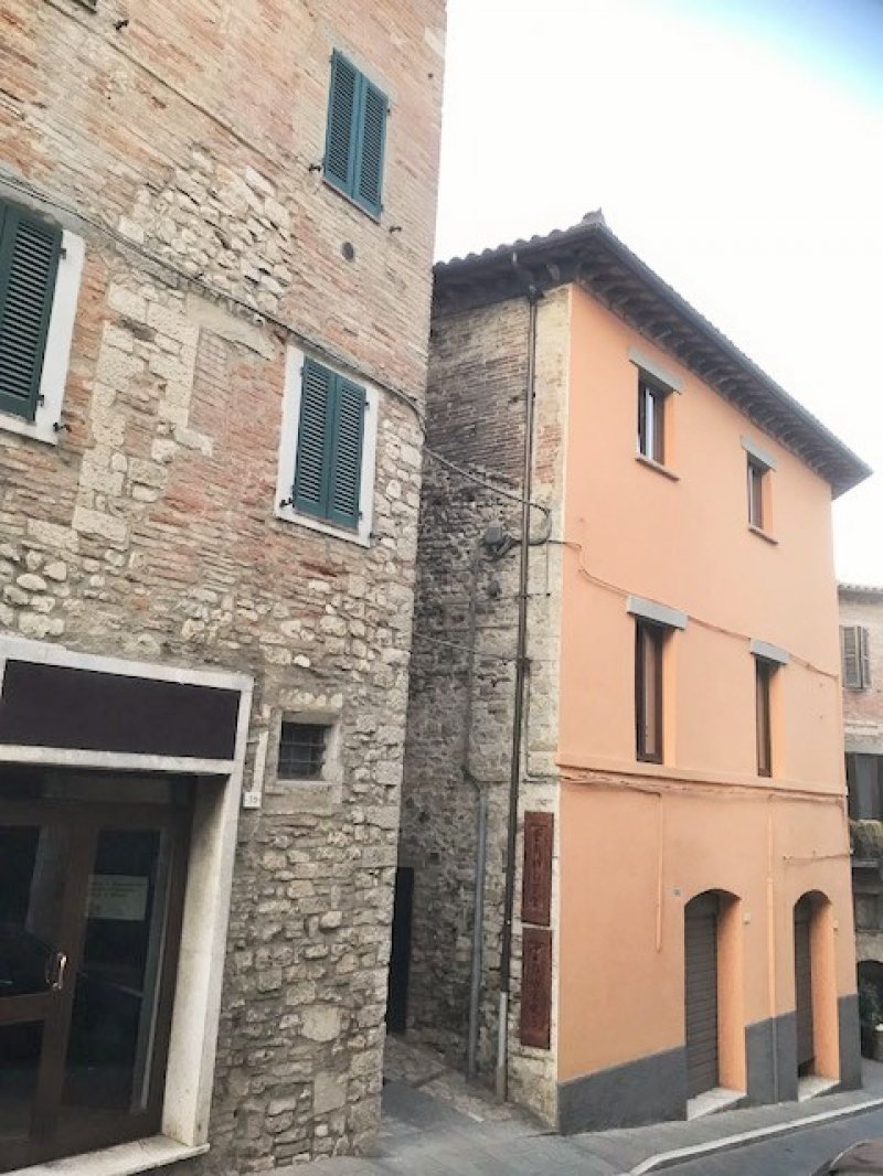 Todi centro storico palazzetto storico a Perugia in Vendita