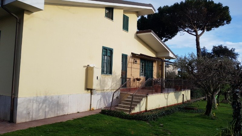 Ardea villa con garage e cantina a Roma in Vendita