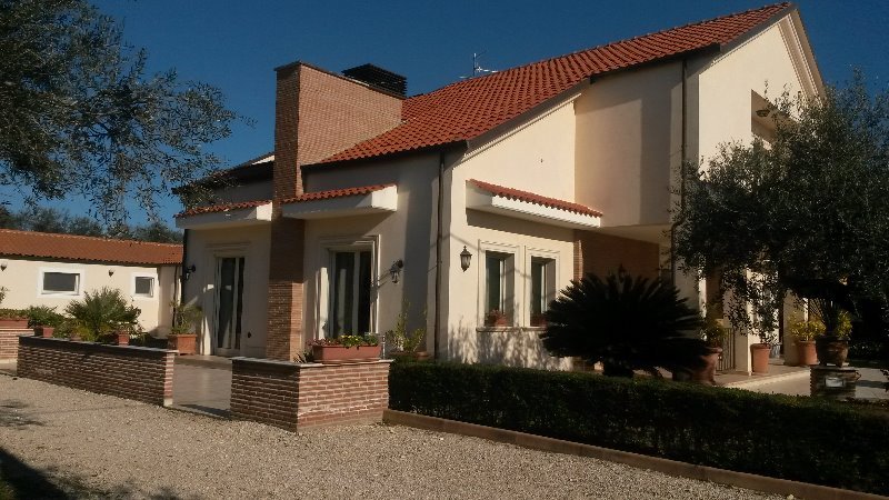 Pianella villa con dependance ed uliveto a Pescara in Vendita