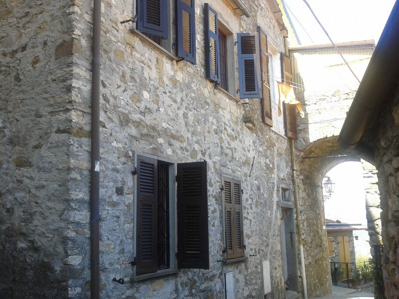 Arcola case in collina a La Spezia in Vendita