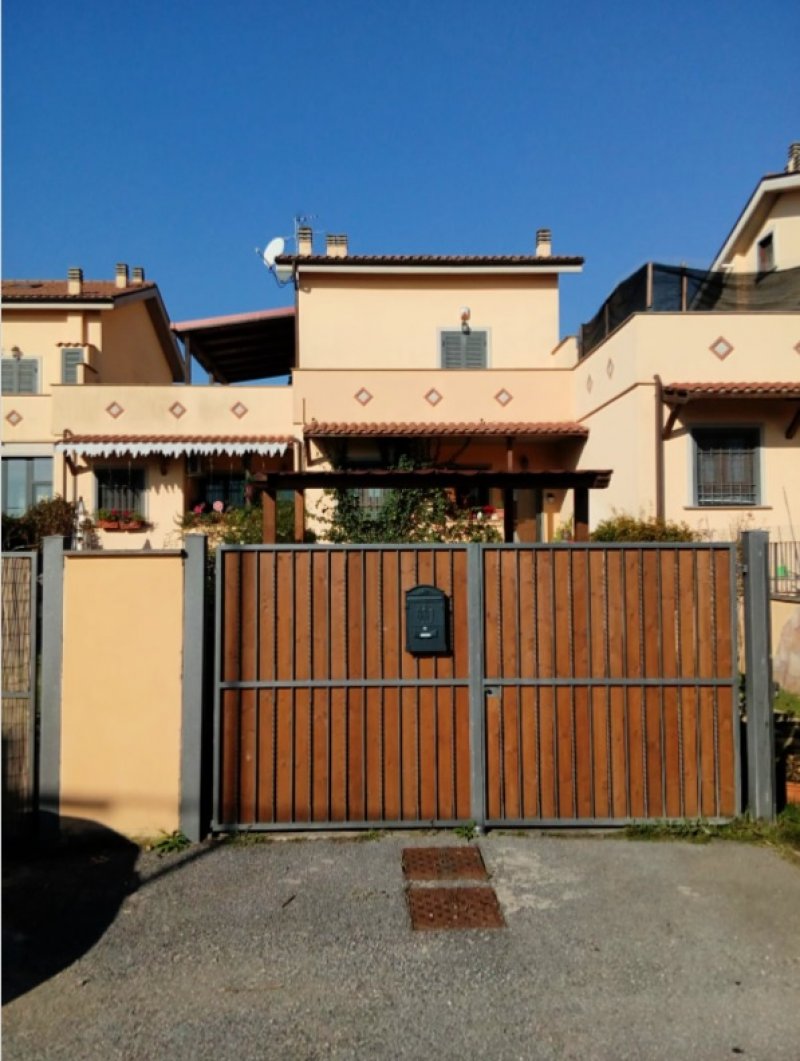 Roma villino schiera a Roma in Vendita