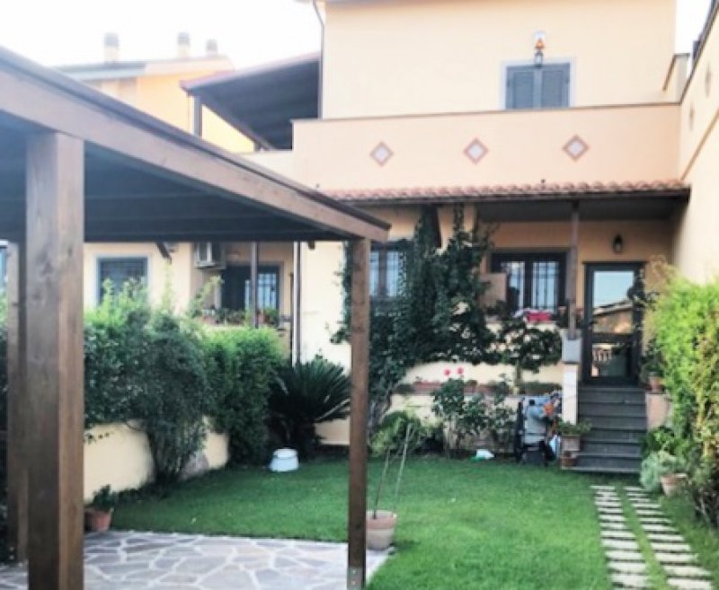 Roma villino schiera a Roma in Vendita