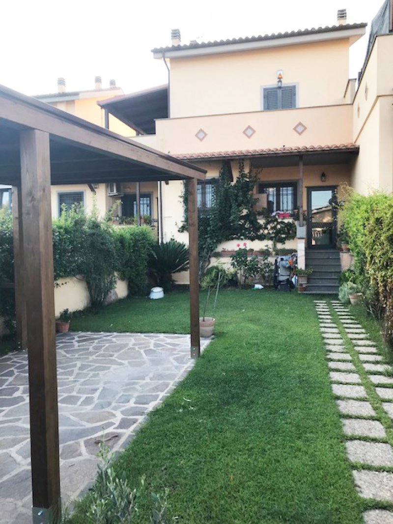 Roma villino schiera a Roma in Vendita
