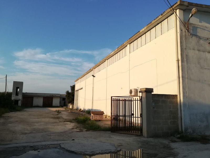 Sava capannone industriale a Taranto in Affitto