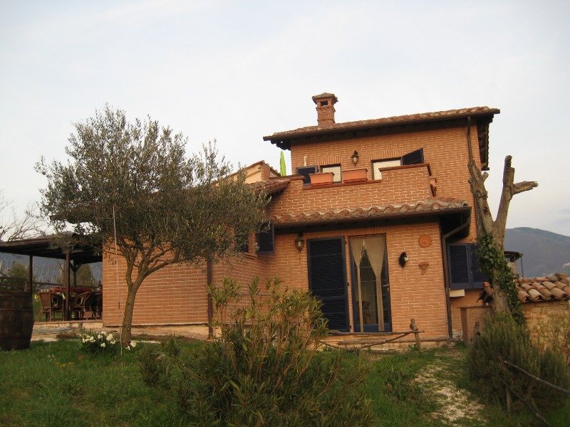 Villa vicino al centro di Cerreto d'Esi a Ancona in Vendita