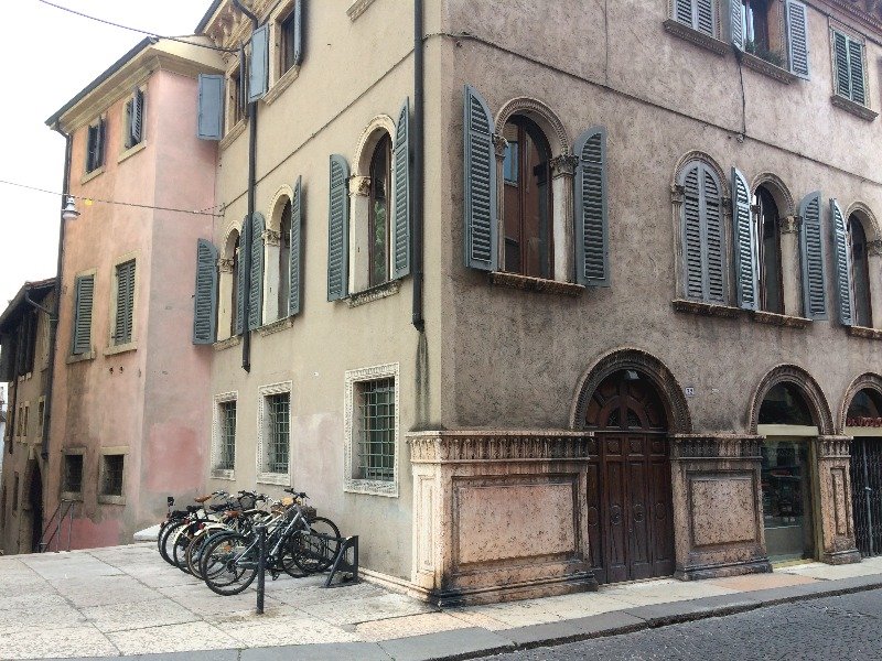 Verona centro storico negozio a Verona in Affitto