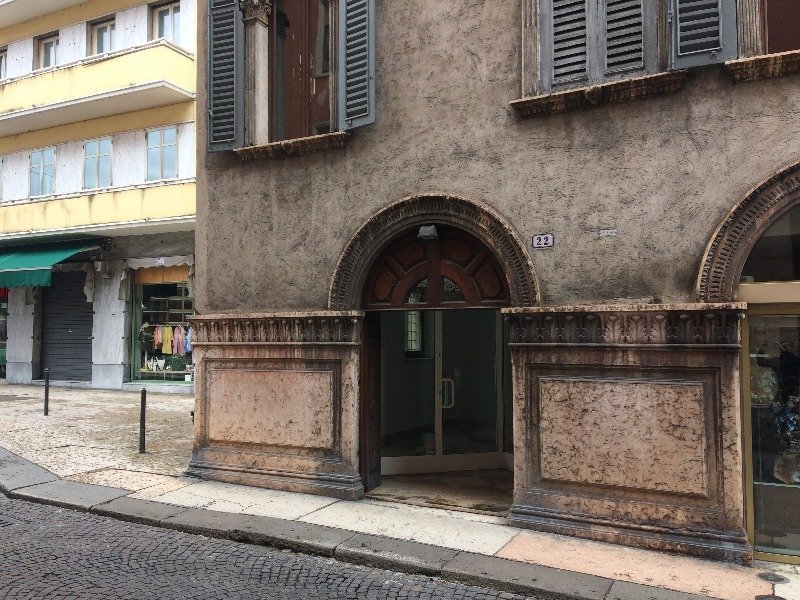 Verona centro storico negozio a Verona in Affitto