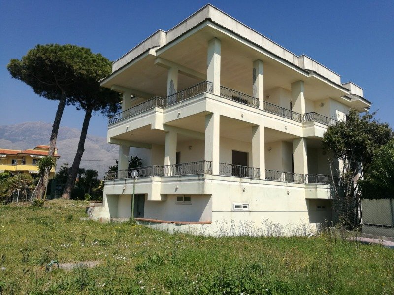 Formia villa con vista panoramica e giardino a Latina in Vendita