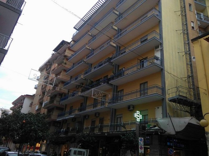 Battipaglia locale con due vetrine a Salerno in Affitto