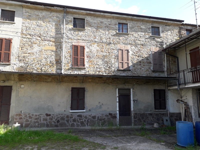 Quadrelli di Travo complesso colonico in sasso a Piacenza in Vendita