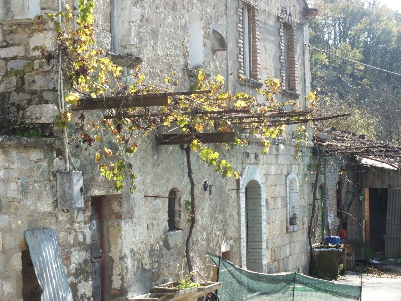 Casalciprano rustico in caratteristico borgo a Campobasso in Vendita