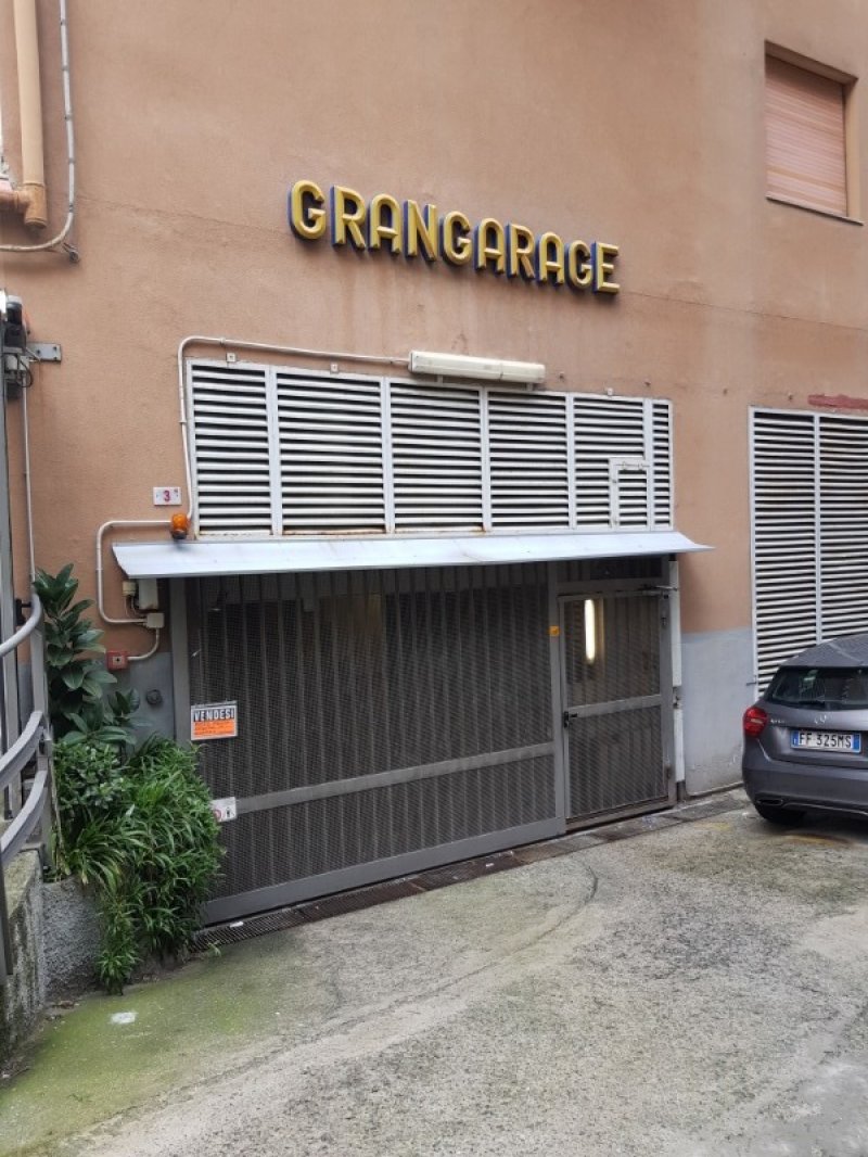 Genova posto moto in garage coperto a Genova in Vendita