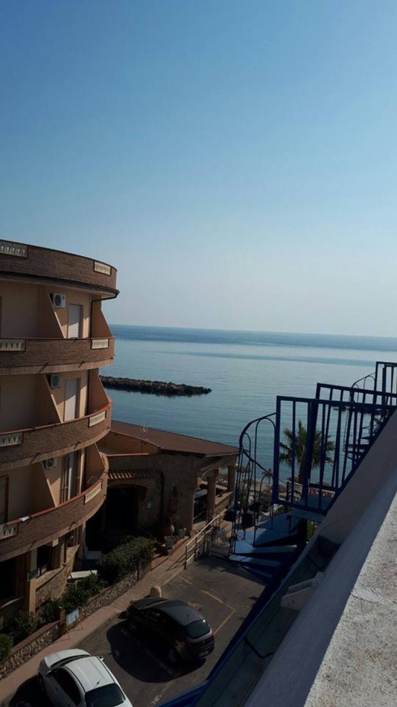 Melissa ampio appartamento sul mare a Crotone in Vendita