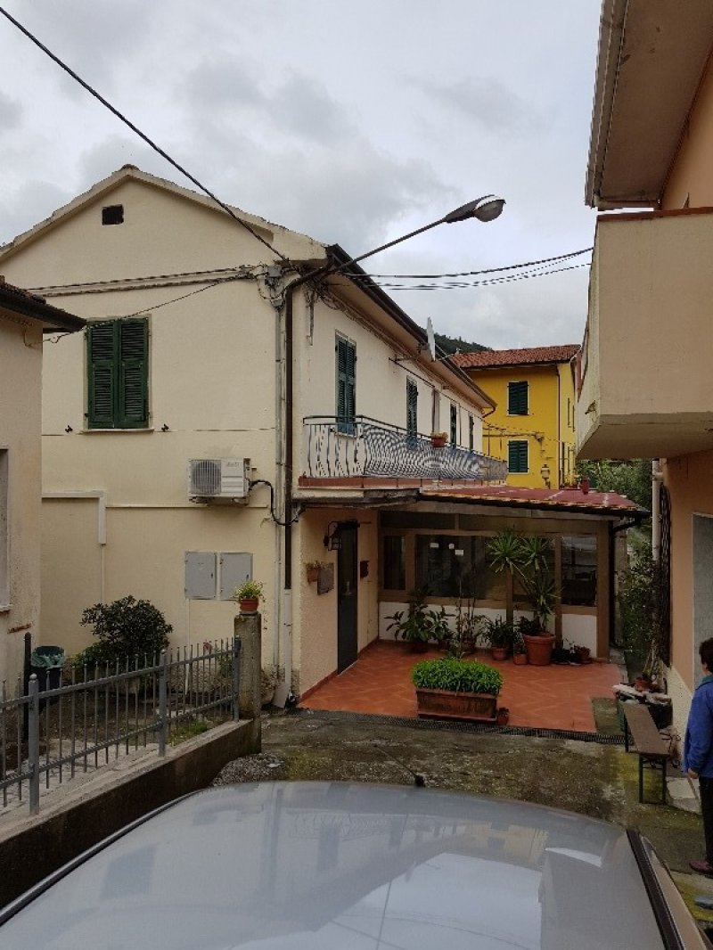 Fosdinovo casa indipendente in collina a Massa-Carrara in Vendita