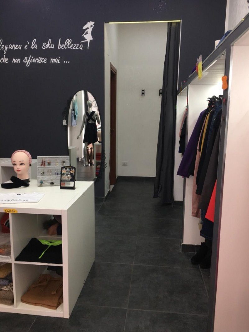 Napoli cedo negozio abbigliamento femminile a Napoli in Affitto