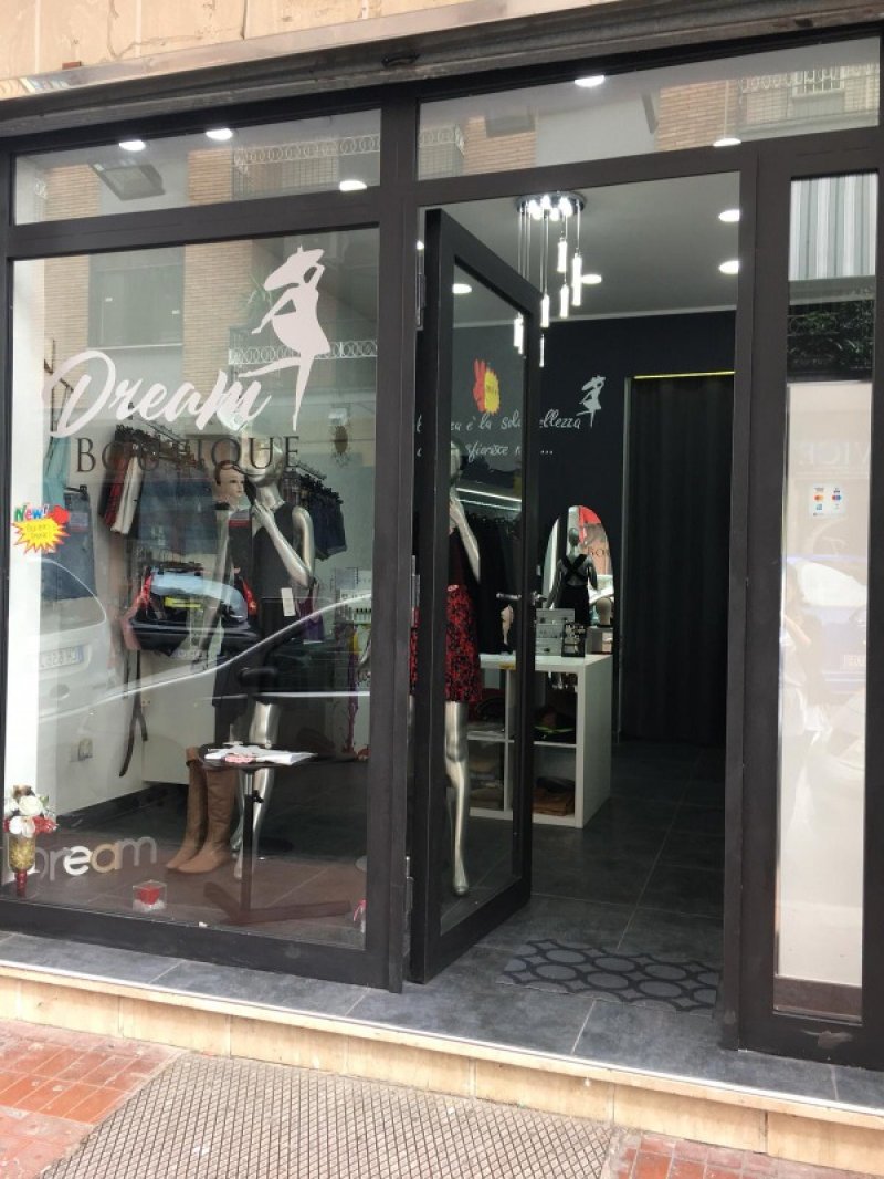 Napoli cedo negozio abbigliamento femminile a Napoli in Affitto