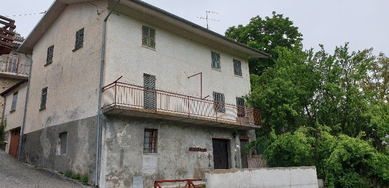 Mombarcaro rustico in borgata a Cuneo in Vendita