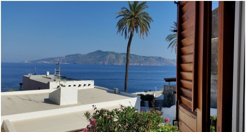 Santa Marina Salina casa con terrazza a Messina in Affitto