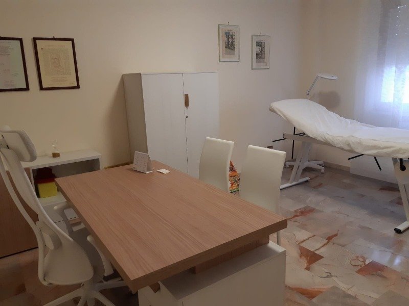 Ciampino stanza in studio medico a Roma in Affitto