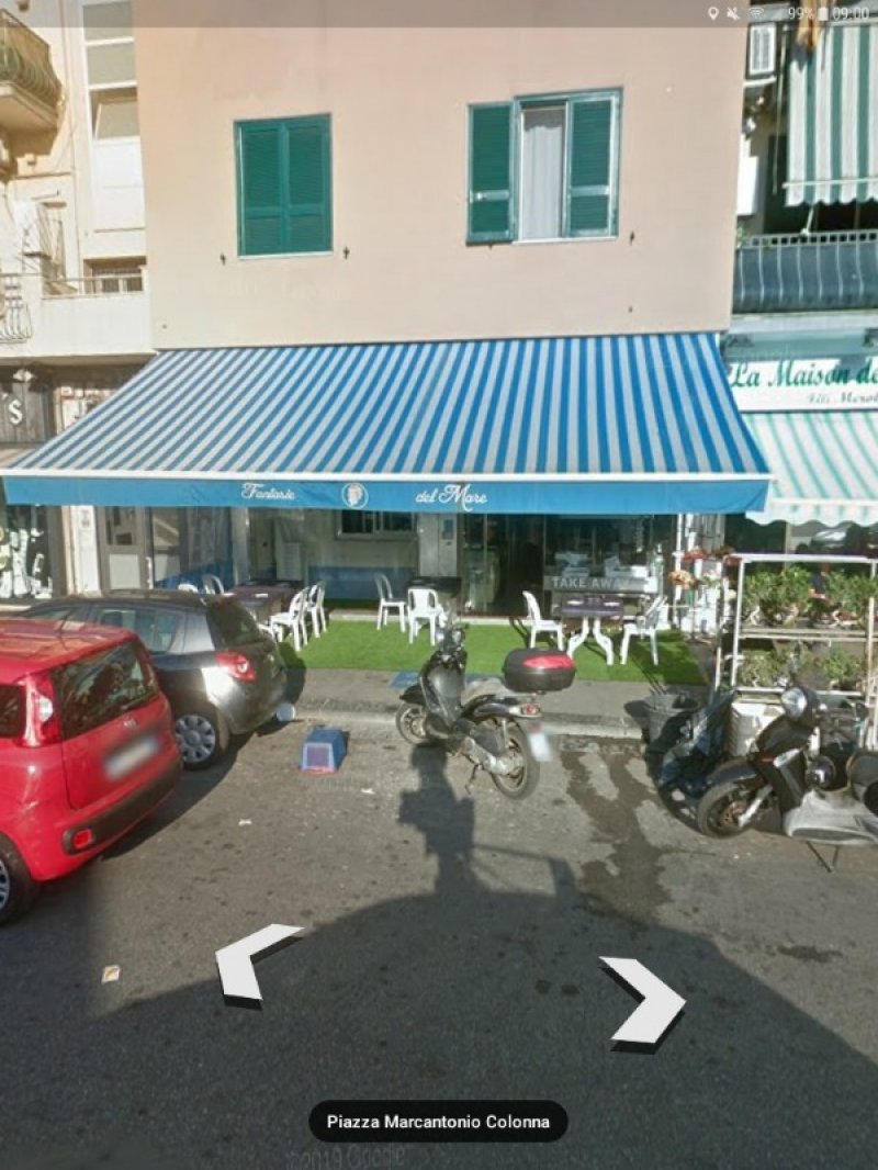 Napoli locale commerciale di fronte stazione a Napoli in Affitto