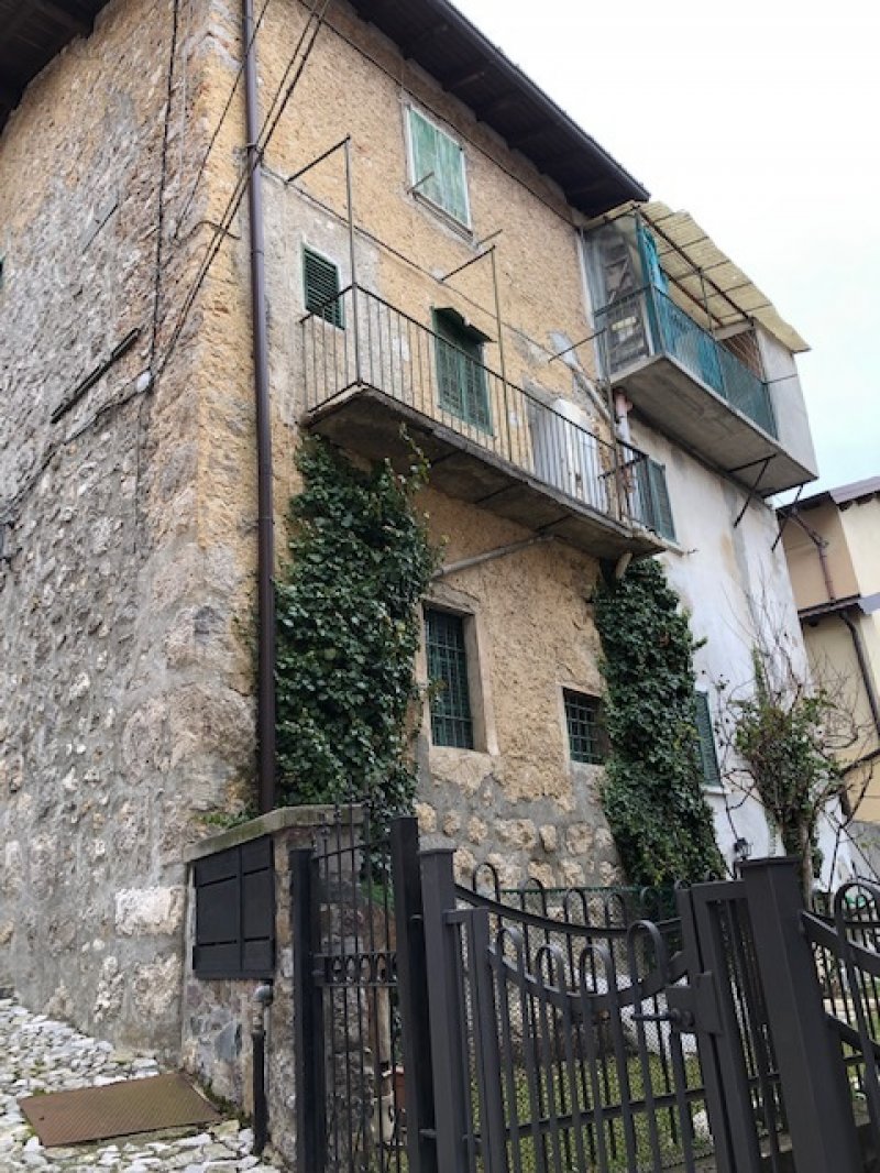 Serina rustico multilivello a Bergamo in Vendita