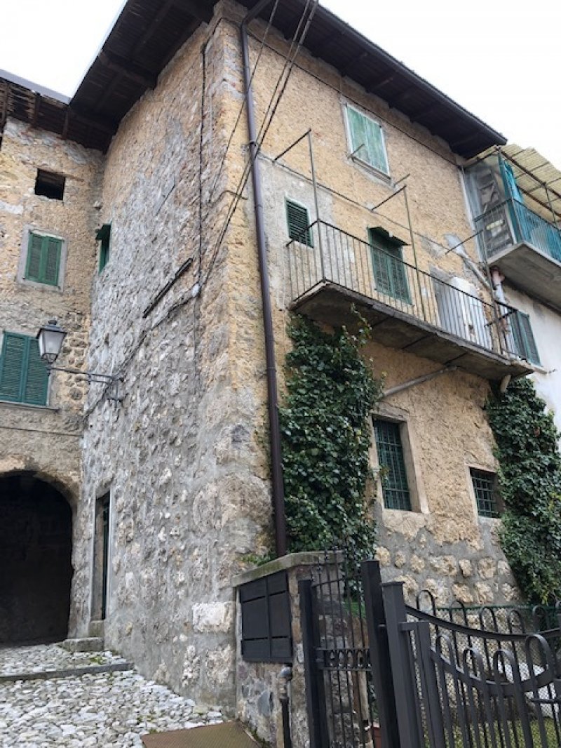 Serina rustico multilivello a Bergamo in Vendita