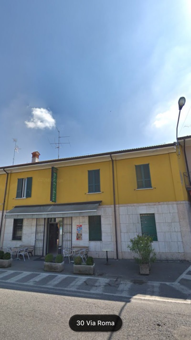 Pompiano edificio con appartamenti e negozi a Brescia in Vendita